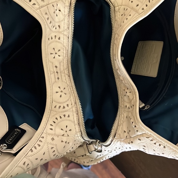 Coach unique patterned cream leather shoulder bag. Turquoise inside. - Picture 4 of 12